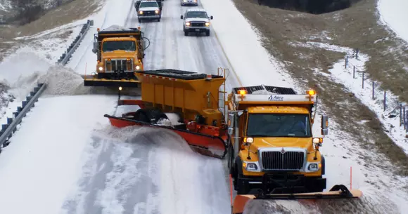 Cum deszăpezesc rușii, norvegienii și canadienii autostrăzile și șoselele! Care-s mai tari? | VIDEO