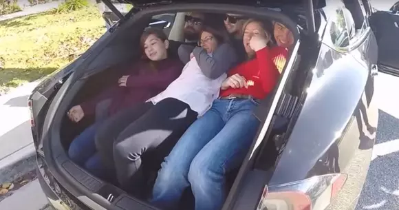 Record: Câți oameni încap într-o Tesla Model S? Dar într-un Mini?