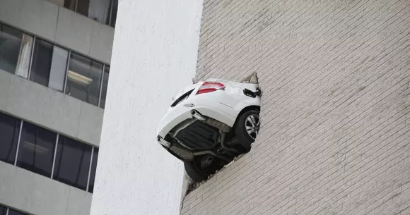 La un pas de dezastru: un Mercedes trece prin zidul unei parcări, la etajul șapte