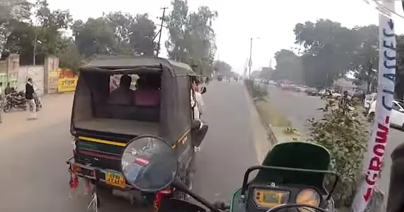 Cum arată o zi din traficul din India, văzută de pe motor? | VIDEO