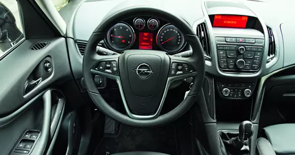 Trei pași prin care să scapi de mirosul urât din mașină