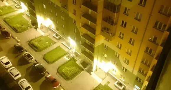 Iluzie optică sau Photoshop? Cum au ajuns aceste mașini în balcoane?