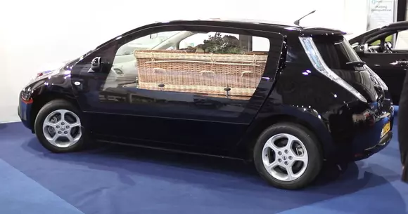 Eco și pe ultimul drum - Nissan Leaf a fost transformat în dric