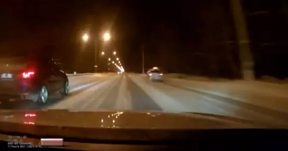 Doi ruși au aranjat o cursă ad-hoc la semafor! Aceasta s-a terminat tragic! | VIDEO