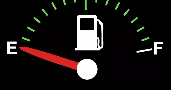 Câți kilometri poți să mai parcurgi, cu exactitate, când se aprinde becul rezervorului, în funcție de modelul de mașină