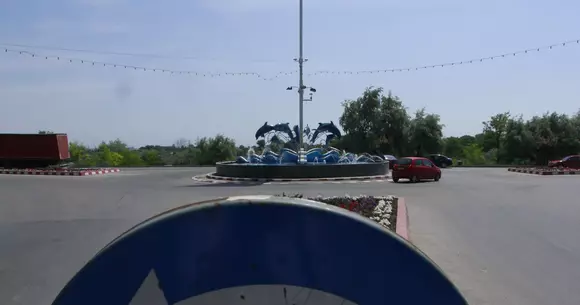 Tu știi cum se semnalizează corect în sensul giratoriu?