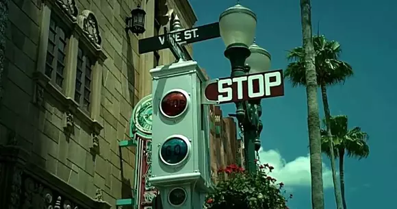 Povestea primului semafor din lume! Cum s-a enervat un polițist care schimba culorile "manual"