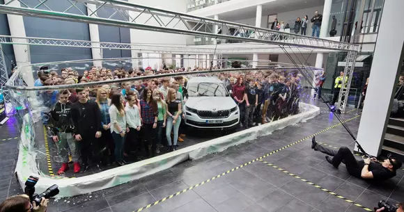 O Skoda și 275 de elevi au fost cuprinși într-un balon de săpun