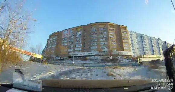 Ce cascadorie a putut să facă o șoferiță la volan fără să vrea! | VIDEO