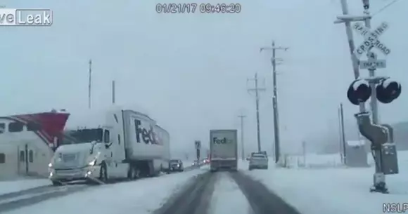 Cum poți să mori nevinovat când barierele de la calea ferată nu funcționează | VIDEO