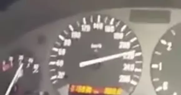 S-a filmat în timp ce mergea cu o viteză amețitoare pe autostradă A1, deși se afla într-o mașină veche de 23 de ani | VIDEO