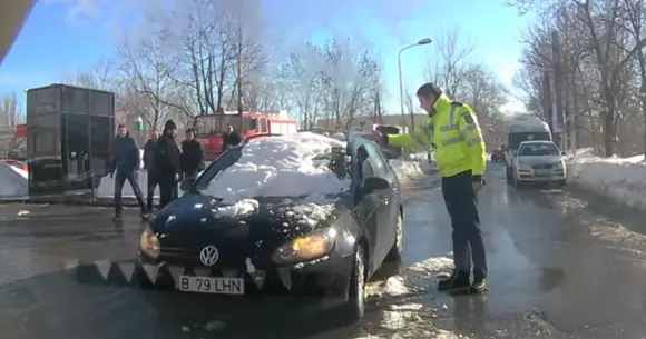Ce a pățit un șofer din București care nu și-a curățat complet mașina! Gestul polițistului este incredibil! | VIDEO