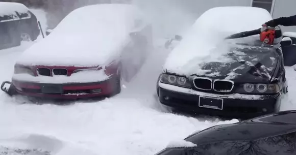 Cea mai eficientă metodă să deszăpezești mașina repede fără a zgâria vopseaua! | VIDEO