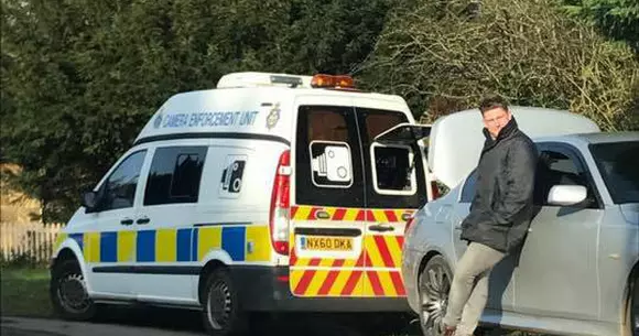 Un șofer din Marea Britanie a primit aprecieri din partea colegilor de trafic după ce și-a parcat mașina în fața radarului