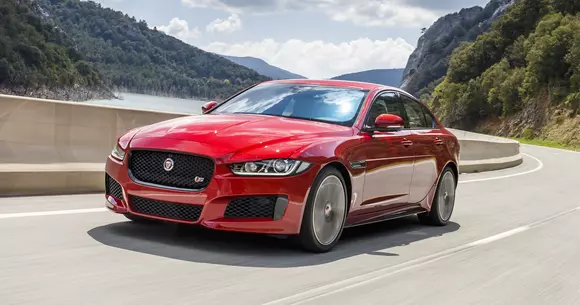 Jaguar XE, XF și F-Pace primesc motoare noi din familia Ingenium