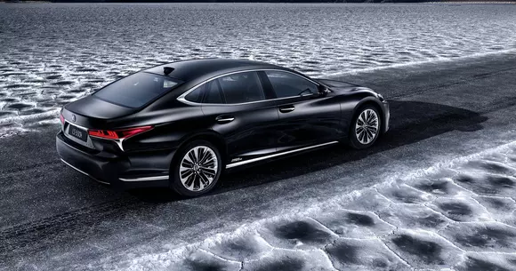 Lexus aduce LS 500h la Geneva