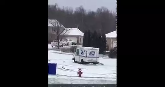 Poștașul nu sună de două ori. Pentru că face câteva cerculețe!