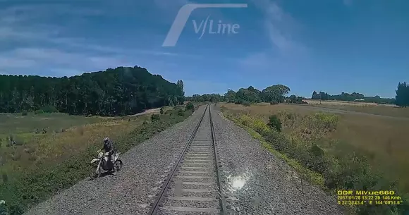 A scăpat ca prin urechile acului de un accident cu un tren