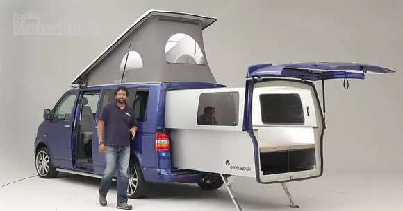 Doubleback: Pare un microbuz obișnuit, dar dacă apeși un buton, transformarea este extraordinară