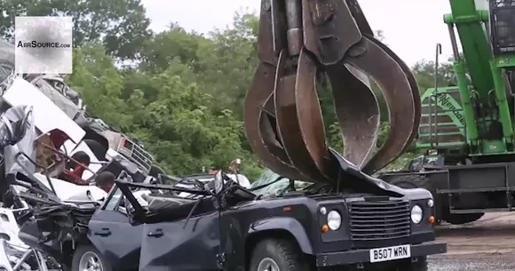 Un video interzis iubitorilor de mașini: Iată cum este distrus un Land Rover Defender nou-nouț!