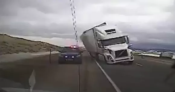 Video - camion răsturnat de vânt pe autostradă