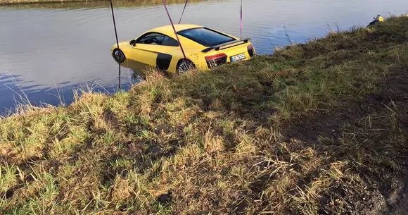Un Audi R8 V10 Plus nou-nouț a plonjat într-un râu