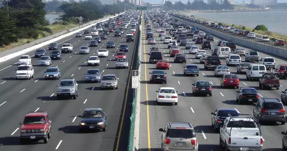 Scădere ușoară a înmatriculărilor de autoturisme noi pe aprilie în UE