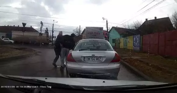 Banatu-i fruncea! Doi șoferi s-au luat la bătaie în Timișoara! | VIDEO