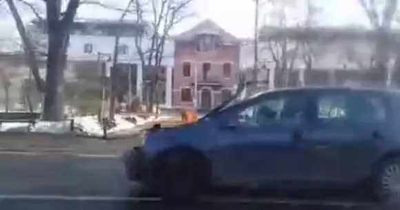 Cum procedezi când capota se ridică în mers?