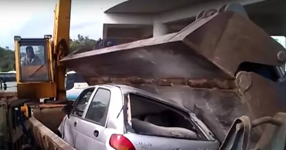 Cum se transformă un Matiz într-un cub de fiare în câteva secunde | VIDEO