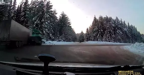 Ce accident cumplit între două TIR-uri! Totul a fost filmat! | VIDEO