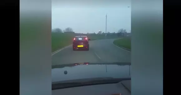 Ce tare e șoferul ăsta: are claxon pe frână! | VIDEO