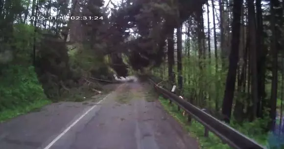 Ceasul rău! Uite ce a pățit un șofer pe un drum de munte! | VIDEO