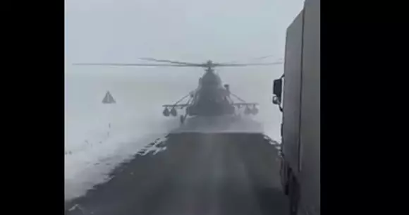 A pus elicopterul în mijlocul drumului pentru a cere indicații de orientare