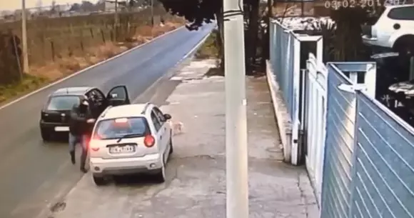 De necrezut! Cât de ușor se fură un automobil în Napoli, în 2017! | VIDEO