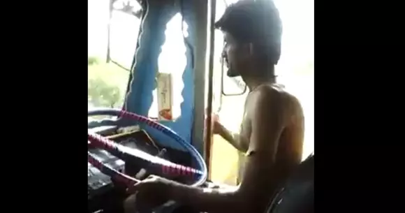 Gest mai nebunesc de atât nu există! Ce face șoferul indian al unui TIR e incredibil! | VIDEO