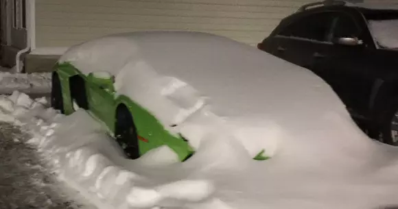 Să ai un Lamborghini Aventador și să-l lași îngropat în zăpadă – asta înseamnă să fii... student
