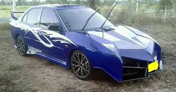 Un Mitsubishi Lancer cu haine de Lamborghini și Ferrari