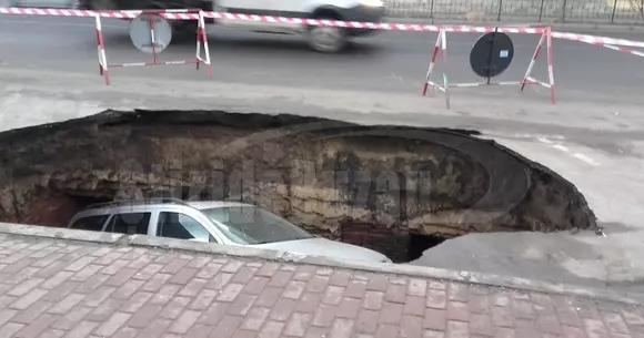 O mașină a căzut într-un crater în Râmnicu Sărat