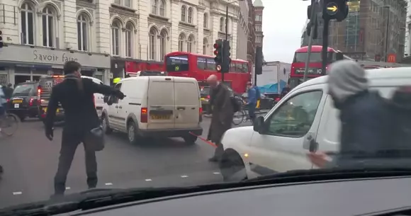 Ce au pățit zeci de pietoni din Londra la un semafor! Capcana care le-a pus capac! | VIDEO