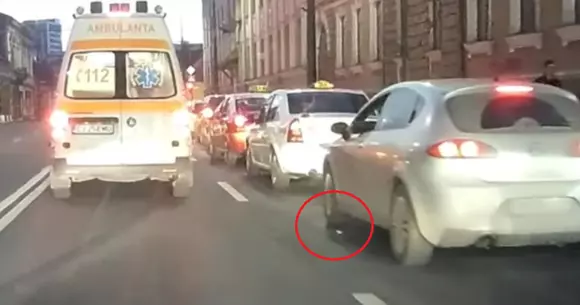 Cum a decurs discuția după ce un șofer i-a reproșat altuia că a aruncat țigara pe carosabil! | VIDEO