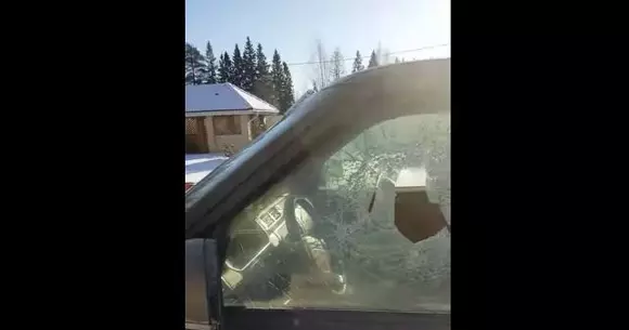 Atitudine de rus! Un șofer și-a deschis Range Rover-ul cu... toporul! | VIDEO