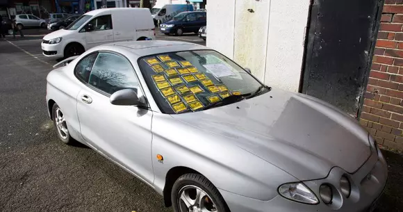 Și-a abandonat mașina într-o parcare. Valoarea amenzilor este de 20 de ori mai mare decât valoarea mașinii