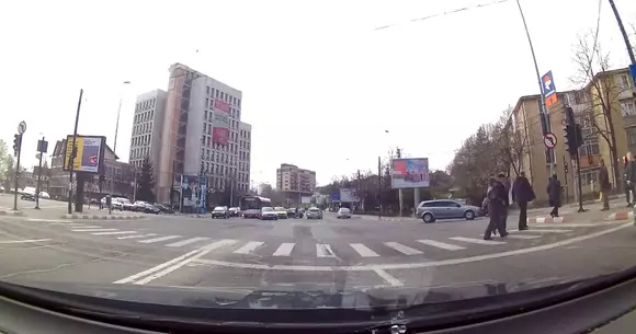 Doi dintr-o lovitură. Cam asta se întâmplă când treci pe roșu