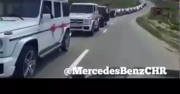 78 de exemplare Mercedes-Benz pe aceeași stradă. Nu nu este un showroom, ci o nuntă în Cecenia