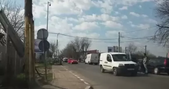 La un pas de dezastru: O femeie a rămas blocată între bariere pe șoseaua Andronache | Video