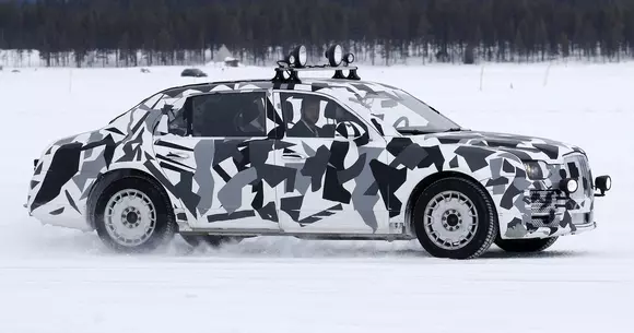 Imagini spion cu viitoarea limuzină a lui Vladimir Putin. Vor fi produse 5.000 de exemplare pentru publicul larg