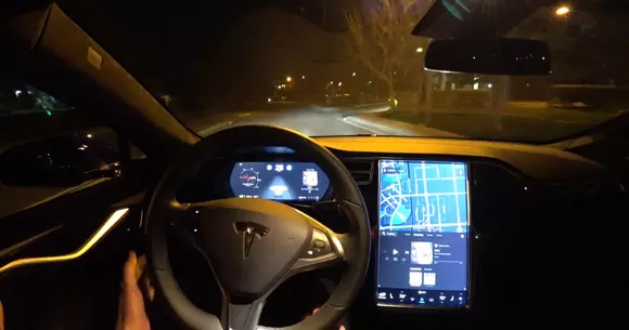 Tesla Autopilot 2.0 are probleme: conduce mașina ca un șofer beat!