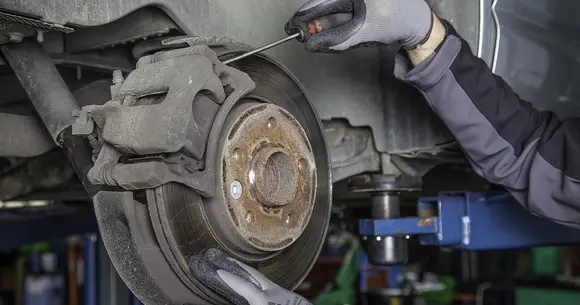 Consiliul Concurenței investighează dealerii Dacia și Renault din țară. Există suspiciuni cu privire la prețurile pieselor și nu numai