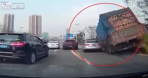 Unde poate duce o manevră greșită aparent minoră! | VIDEO